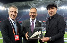 Teknik Direktörümüz Abdullah Avcı'ya 100. maçı dolayısıyla ödül